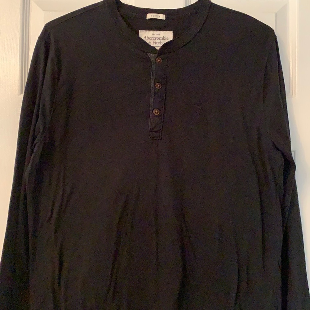 Men’s long sleeve black shirt!